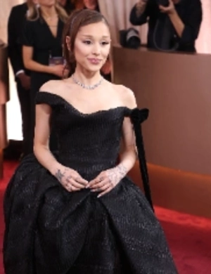 Ариана Гранде представила новый образ на «Золотом Глобусе»