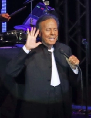 Хулио Иглесиас ответил на обвинения в насилии: певец заявил о своей невиновности