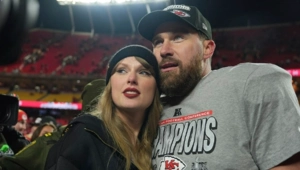 Жених Тейлор Свифт познакомил певицу со школьным тренером Жених Тейлор Свифт познакомил певицу со школьным тренером