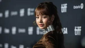 Лиса из BLACKPINK поделилась мыслями о материнстве и рассказала о желании выступать «до 50 лет» Лиса из BLACKPINK поделилась мыслями о материнстве и рассказала о желании выступать «до 50 лет»