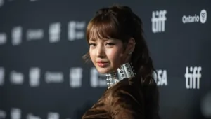 Лиса из BLACKPINK поделилась мыслями о материнстве и рассказала о желании выступать «до 50 лет» Лиса из BLACKPINK поделилась мыслями о материнстве и рассказала о желании выступать «до 50 лет»