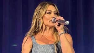 Хилари Дафф провела первый за более чем десять лет концерт и исполнила песню из «Лиззи Магуайр»