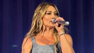 Хилари Дафф провела первый за более чем десять лет концерт и исполнила песню из «Лиззи Магуайр»