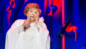 Помощница 87-летней Эдиты Пьехи прокомментировала сообщения о возрастной деменции у певицы