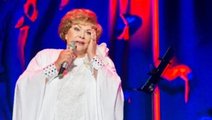 Помощница 87-летней Эдиты Пьехи прокомментировала сообщения о возрастной деменции у певицы