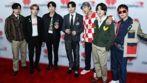 BTS направили избранным участникам ARMY письма с намеком на предстоящее возвращение на сцену BTS направили избранным участникам ARMY письма с намеком на предстоящее возвращение на сцену