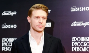 Никита Ефремов выложил фотографии с отпуска с новой девушкой