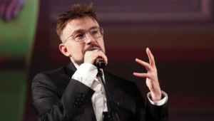 Александр Петров показал романтический отдых с женой и сыном на яхте