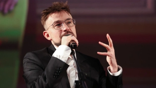 Александр Петров показал романтический отдых с женой и сыном на яхте