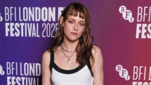 Кристен Стюарт сменила имидж: актриса появилась на кинофестивале в образе шатенки