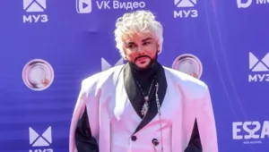 Филипп Киркоров снялся с верблюдом перед концертом Филипп Киркоров снялся с верблюдом перед концертом