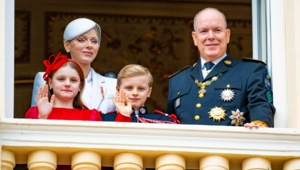 Альбер II и его супруга Шарлен вместе с детьми зажгли огни на рождественской елке в Монако