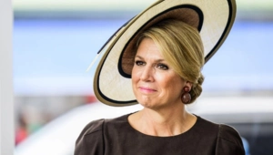 От сдержанной элегантности к колориту: стиль королевы Максимы во время визита в Суринам