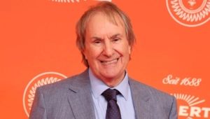 Крис де Бург впервые за долгое время вышел в свет со своей «леди в красном» — дочерью Розанной