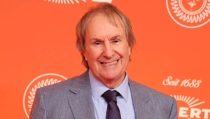 Крис де Бург впервые за долгое время вышел в свет со своей «леди в красном» — дочерью Розанной