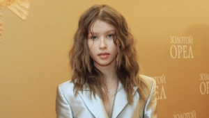 Анна Пересильд сыграла Алису в Стране чудес по песням Владимира Высоцкого