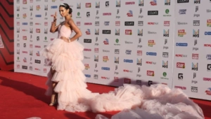 «Блестящие» – школьницы, у Евы Польны выросли рога: ТОП-10 необычных образов звезд на Премии МУЗ-ТВ «Блестящие» – школьницы, у Евы Польны выросли рога: ТОП-10 необычных образов звезд на Премии МУЗ-ТВ