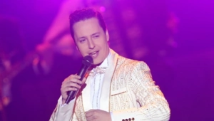 Певец Витас показал редкое фото 41-летней жены: «Легко с дочерью перепутать»