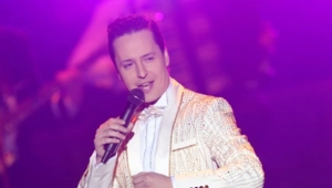 Певец Витас показал редкое фото 41-летней жены: «Легко с дочерью перепутать» Певец Витас показал редкое фото 41-летней жены: «Легко с дочерью перепутать»