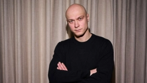 Опасный танец: Юра Борисов едва не разбил антикварный реквизит за 1,5 млн рублей