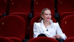 41-летняя Юлия Пересильд вышла в свет в откровенном наряде