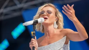 Полина Гагарина вместе с мамой проехалась на московском электробусе Полина Гагарина вместе с мамой проехалась на московском электробусе