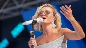 Полина Гагарина вместе с мамой проехалась на московском электробусе