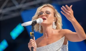 Полина Гагарина вместе с мамой проехалась на московском электробусе
