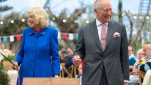 Карл III продолжил традицию Елизаветы II и торжественно разрезал торт мечом