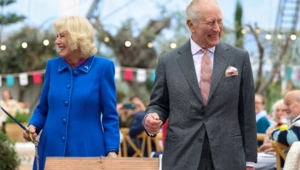 Карл III продолжил традицию Елизаветы II и торжественно разрезал торт мечом