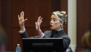 «Бедовая Джейн», известная также как Amber Turd, возвращается на сцену