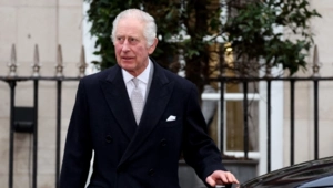 Карл III вышел в свет и открыл Лондонскую неделю моды в день ареста брата