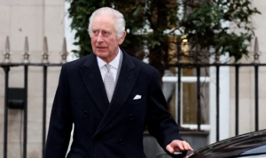 Карл III вышел в свет и открыл Лондонскую неделю моды в день ареста брата