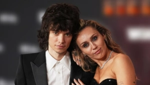 Майли Сайрус вышла в свет с кольцом на безымянном пальце и спровоцировала слухи о помолвке