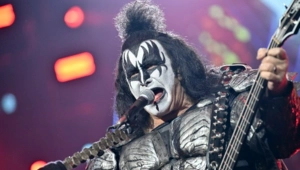 Гитарист рок-группы Kiss Джин Симмонс потерял сознание за рулем автомобиля