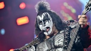 Гитарист рок-группы Kiss Джин Симмонс потерял сознание за рулем автомобиля
