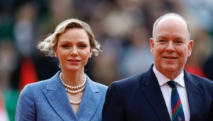 Князь Альбер II и его супруга Шарлен посетили благотворительное рождественское шоу в Монако