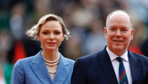 Князь Альбер II и его супруга Шарлен посетили благотворительное рождественское шоу в Монако