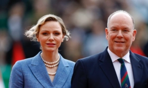 Князь Альбер II и его супруга Шарлен посетили благотворительное рождественское шоу в Монако