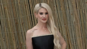 Келли Осборн с сыном и редко появляющимся на публике братом Луисом посетили матч в память об отце