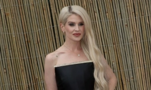 Келли Осборн с сыном и редко появляющимся на публике братом Луисом посетили матч в память об отце