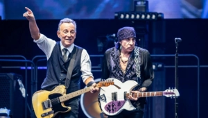 Рокер Брюс Спрингстин выступил со звездой сериала «Сопрано» и гитаристом Стивом Ван Зандтом