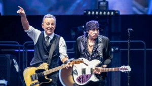 Рокер Брюс Спрингстин выступил со звездой сериала «Сопрано» и гитаристом Стивом Ван Зандтом