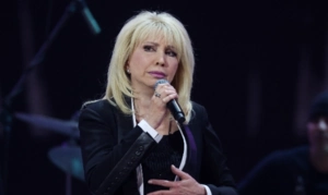 Ирина Аллегрова вышла в свет впервые за долгое время и исполнила новую песню