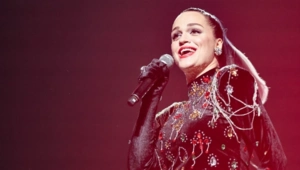 Певица Слава получила травму ноги после падения на сцене