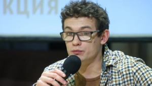 Женатый Никита Кологривый укусил официантку за ногу и отменил выступления Женатый Никита Кологривый укусил официантку за ногу и отменил выступления