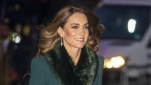Кейт Миддлтон пришла на особый концерт в пальто изумрудного цвета Кейт Миддлтон пришла на особый концерт в пальто изумрудного цвета