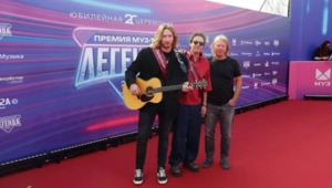 Стас Ярушин и IVAN «вернулись в школу» на красной дорожке Премии МУЗ-ТВ 2025