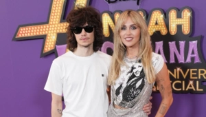 Майли Сайрус появилась на премьере «Ханны Монтаны 20» с семьей и бойфрендом