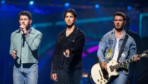 Братья Джонас спасут Рождество в новом фильме и выпустят праздничный альбом Братья Джонас спасут Рождество в новом фильме и выпустят праздничный альбом